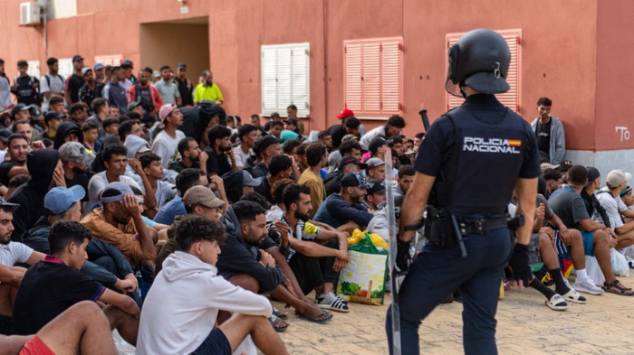 Spanische Polizei bei Migrantenansturm in Ceuta im Einsatz