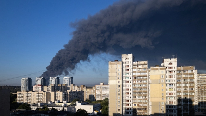 Rauchsäule nach russsicher Attacke auf Kiew