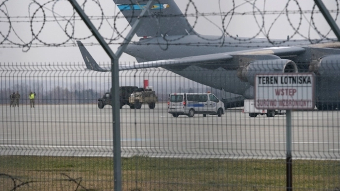 A US Air Force transport plane transporting military equipment and troops is unloaded at the Rzeszow-Jasionka airport in southeastern Poland, on February 6, 2022. A large contingent of US troops landed in Poland on February 6, 2022 as part of a reinforcement due to tensions with Russia, with their commander saying they aimed to deter "any war aims" and defend NATO if needed. (Photo by JANEK SKARZYNSKI / AFP)