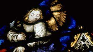 Ein Engel in einer Glasmalerei der Sainte Chapelle in Paris