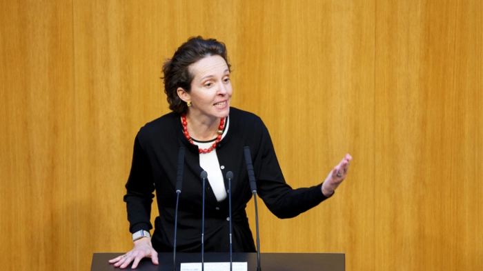 Martina Künsberg Sarre (NEOS) am Donnerstag, 11. Dezember 2025, im Rahmen einer Sitzung des Nationalrats im Parlament in Wien.