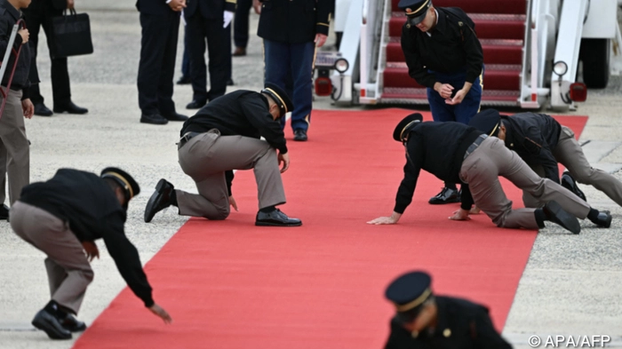 US military personnel unroll the red carpet at the bottom of the stairs of an Air China plane carrying Chinese President Xi Jinping at Joint Base Andrews in Maryland on September 23, 2026. Xi is visiting the United States from September 23 to 25. (Photo by Kent NISHIMURA / AFP)