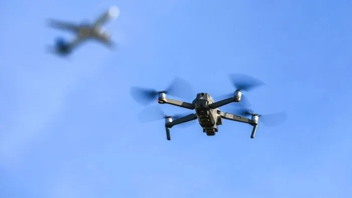 Eine Drohne fliegt in der Nähe des Flughafens Leipzig/Halle.