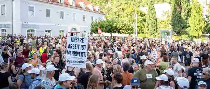 Rund 2000 Menschen demonstrierten heute vor einem Jahr gegen die Kürzungen bei Sozialförderungen durch die blau-schwarze Koalition