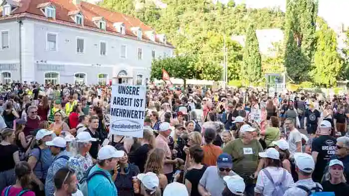 Rund 2000 Menschen demonstrierten heute vor einem Jahr gegen die Kürzungen bei Sozialförderungen durch die blau-schwarze Koalition
