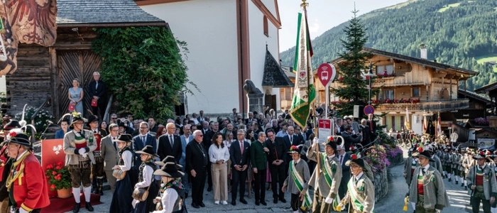 v.l. BM Markus Bischofer (OLA), LH Maurizio Fugatti (Trentino), LH Arno Kompatscher (Südtirol), LH Anton Mattle (Tirol), Jean-Claude Hollerich (Erzbischof von Luxemburg), Kata Tütt? (Präsidentin des Europäischen Ausschusses der Regionen), Magnus Brunner (EU-Kommissar), Othmar Karas (EFA President), Norbert Totschnig (Umwelt und Landwirtschafts Minister) während dem Tiroltag mit Festakt und "Eurgio-Summit" im Rahmen des Europäischen Forums Alpbach, am Sonntag 30. August 2026 in Alpbach.