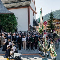 v.l. BM Markus Bischofer (OLA), LH Maurizio Fugatti (Trentino), LH Arno Kompatscher (Südtirol), LH Anton Mattle (Tirol), Jean-Claude Hollerich (Erzbischof von Luxemburg), Kata Tütt? (Präsidentin des Europäischen Ausschusses der Regionen), Magnus Brunner (EU-Kommissar), Othmar Karas (EFA President), Norbert Totschnig (Umwelt und Landwirtschafts Minister) während dem Tiroltag mit Festakt und "Eurgio-Summit" im Rahmen des Europäischen Forums Alpbach, am Sonntag 30. August 2026 in Alpbach.