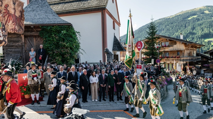v.l. BM Markus Bischofer (OLA), LH Maurizio Fugatti (Trentino), LH Arno Kompatscher (Südtirol), LH Anton Mattle (Tirol), Jean-Claude Hollerich (Erzbischof von Luxemburg), Kata Tütt? (Präsidentin des Europäischen Ausschusses der Regionen), Magnus Brunner (EU-Kommissar), Othmar Karas (EFA President), Norbert Totschnig (Umwelt und Landwirtschafts Minister) während dem Tiroltag mit Festakt und "Eurgio-Summit" im Rahmen des Europäischen Forums Alpbach, am Sonntag 30. August 2026 in Alpbach.
