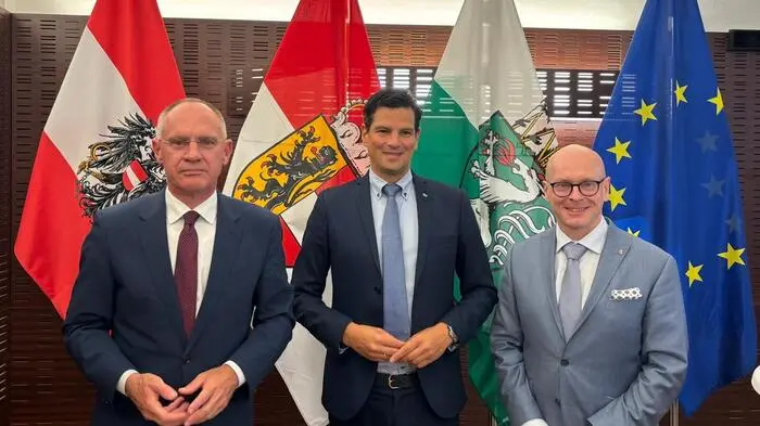 Innenminister Gerhard Karner (ÖVP) und die Flüchtlingsreferenten von Steiermark und Salzburg, die FPÖ-Landesräte Hannes Amesbauer und Wolfgang Fürweger 