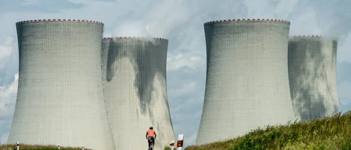 Ein Radler fährt am Freitag (22.06.2012) auf einer Straße vor den Kühltürmen des Atomkraftwerkes Temelin in Tschechien. Gegner und Befürworter der Atomkraft in Tschechien haben sich einen Schlagabtausch über den Ausbau des südböhmischen Akw Temelin geliefert. In Budweis begann am Freitag unter strengsten Sicherheitsvorkehrungen die einzige Anhörung zu dem Projekt. Temelin ist weniger als 60 Kilometer von der Grenze zu Bayern entfernt. Bis 2025 soll es um zwei Druckwasser-Reaktoren erweitert werden. Foto: Armin Weigel dpa/lby +++(c) dpa - Bildfunk+++