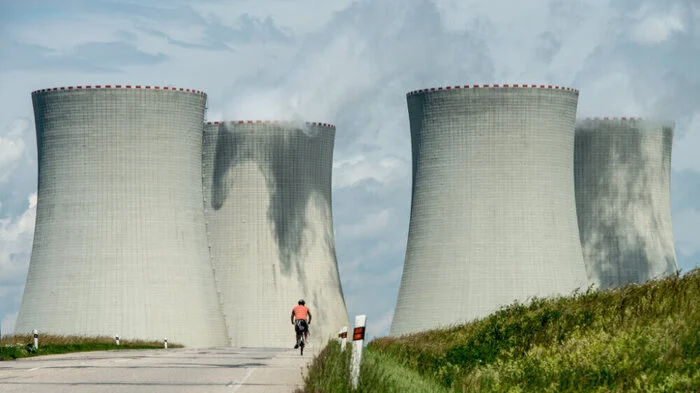 Ein Radler fährt am Freitag (22.06.2012) auf einer Straße vor den Kühltürmen des Atomkraftwerkes Temelin in Tschechien. Gegner und Befürworter der Atomkraft in Tschechien haben sich einen Schlagabtausch über den Ausbau des südböhmischen Akw Temelin geliefert. In Budweis begann am Freitag unter strengsten Sicherheitsvorkehrungen die einzige Anhörung zu dem Projekt. Temelin ist weniger als 60 Kilometer von der Grenze zu Bayern entfernt. Bis 2025 soll es um zwei Druckwasser-Reaktoren erweitert werden. Foto: Armin Weigel dpa/lby +++(c) dpa - Bildfunk+++