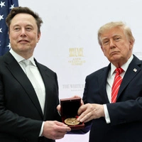 Donald Trump (r.) überreichte Elon Musk jüngst eine Auszeichnung