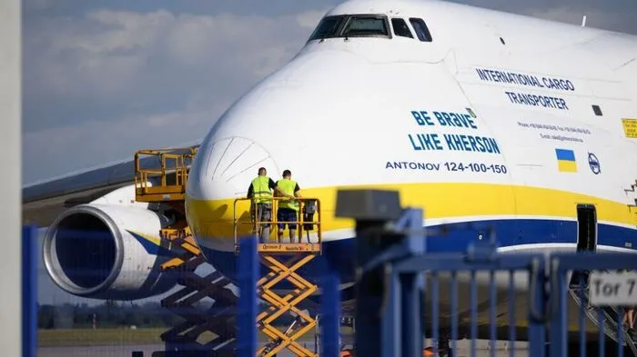 Eine ukrainische Antonov am Flughafen Leipzig/Halle.