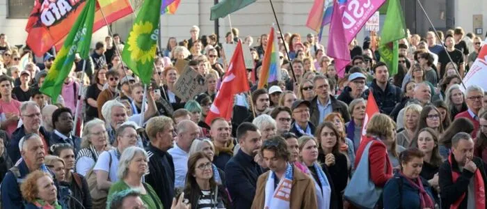 07.09.2026, Brandenburg, Potsdam: Zahlreiche Menschen protestieren gegen die AfD. Laut dem Veranstalter kamen rund 1.000 Menschen zu der Kundgebung gegen den Wahlerfolg der AfD in Sachsen-Anhalt vor das Landtagsgebäude am alten Markt in Potsdam. Foto: Michael Bahlo/dpa +++ dpa-Bildfunk +++