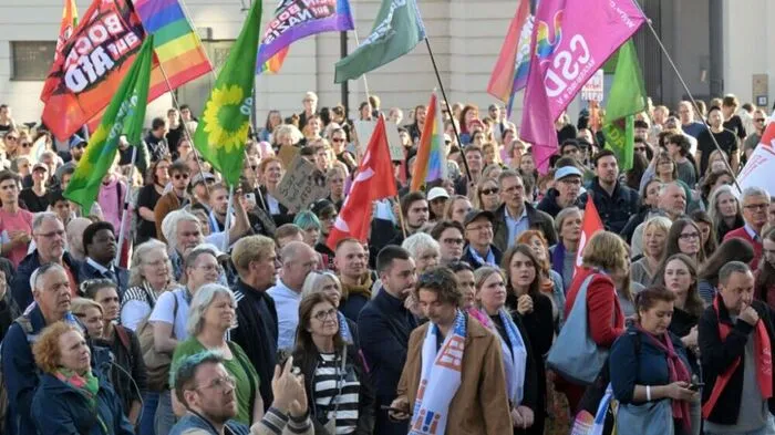 07.09.2026, Brandenburg, Potsdam: Zahlreiche Menschen protestieren gegen die AfD. Laut dem Veranstalter kamen rund 1.000 Menschen zu der Kundgebung gegen den Wahlerfolg der AfD in Sachsen-Anhalt vor das Landtagsgebäude am alten Markt in Potsdam. Foto: Michael Bahlo/dpa +++ dpa-Bildfunk +++