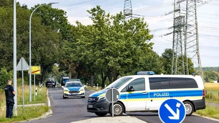 01.09.2026, Brandenburg, Turnow-Preilack: Polizeieinsatzkräfte sperren die Straße zum Umspannwerk ab. Heute wurden am Umspannwerk unkonventionelle Sprengvorrichtungen gefunden. Foto: Frank Hammerschmidt/dpa +++ dpa-Bildfunk +++