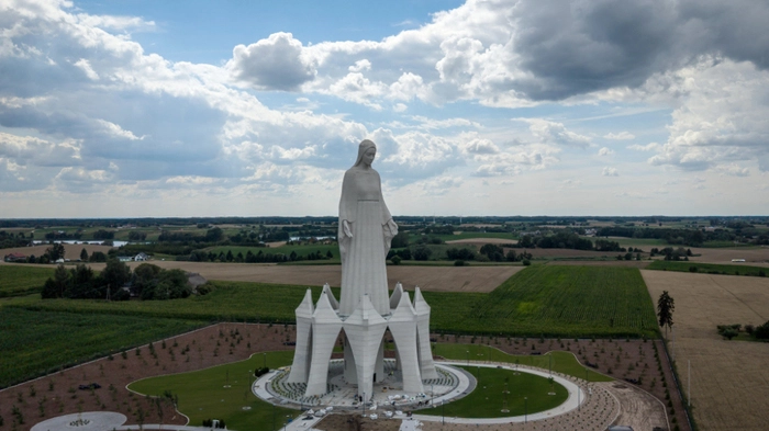 Die Statue überragt die Umgebung