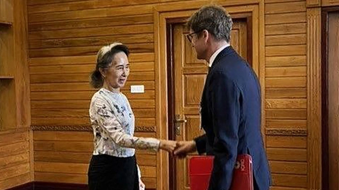 Friedensnobelpreisträgerin Aung San Suu Kyi mit de Baecque
