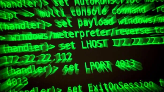 ARCHIV - 12.09.2019, Niedersachsen, Hannover: Buchstaben und Zahlen leuchten auf einem Bildschirm, auf dem ein Hacker-Programm geöffnet ist. (zu dpa: «Behörden warnen vor mehr KI-gestützten Cyberangriffen») Foto: Sina Schuldt/dpa +++ dpa-Bildfunk +++