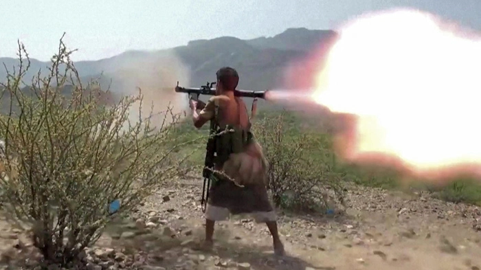 This screen grab taken from video footage released on September 8, 2026 by the Saudi-backed National Resistance Forces in Yemen shows a fighter firing a rocket-propelled grenade (RPG), as Yemeni government forces and National Resistance Forces fire at Houthi fighters on the Kadha front, west of the city of Taiz in Yemen's western Taiz province. Yemen's Houthi rebels struck a series of targets in Saudi Arabia on September 8, wounding 73, in their heaviest attack since the conflict reignited during the Middle East war. (Photo by Yemen National Resistance Forces / AFP) / RESTRICTED TO EDITORIAL USE - MANDATORY CREDIT "AFP PHOTO / NATIONAL RESISTANCE FORCES IN YEMEN / HANDOUT" - NO MARKETING NO ADVERTISING CAMPAIGNS - DISTRIBUTED AS A SERVICE TO CLIENTS