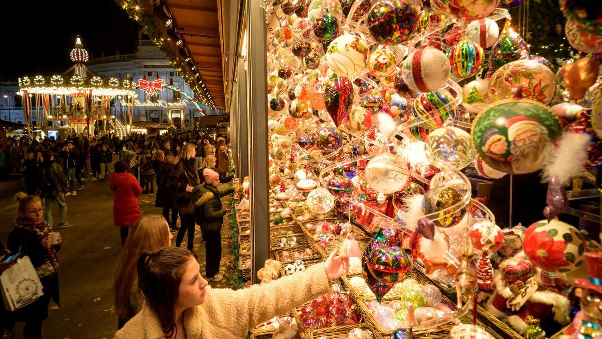 Adventzeit zwischen Idyll und Wahnsinn: Christkindlmarkt auf dem Wiener Rathausplatz