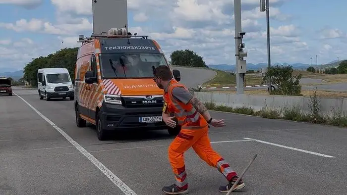 Per Vibration und akustisch vorgewarnt: In letzter Sekunde können sich Arbeiter auf der Autobahn so in Sicherheit bringen