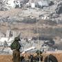 Israelische Soldaten vor den Trümmern der Offensive gegen die Hamas | Israelische Soldaten vor den Trümmern der Offensive gegen die Hamas