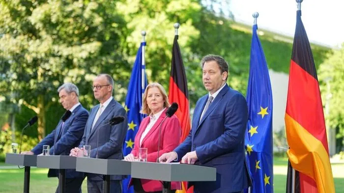 Die Spitzen der Regierungsparteien bei der Pressekonferenz | Die Spitzen der Regierungsparteien bei der Pressekonferenz