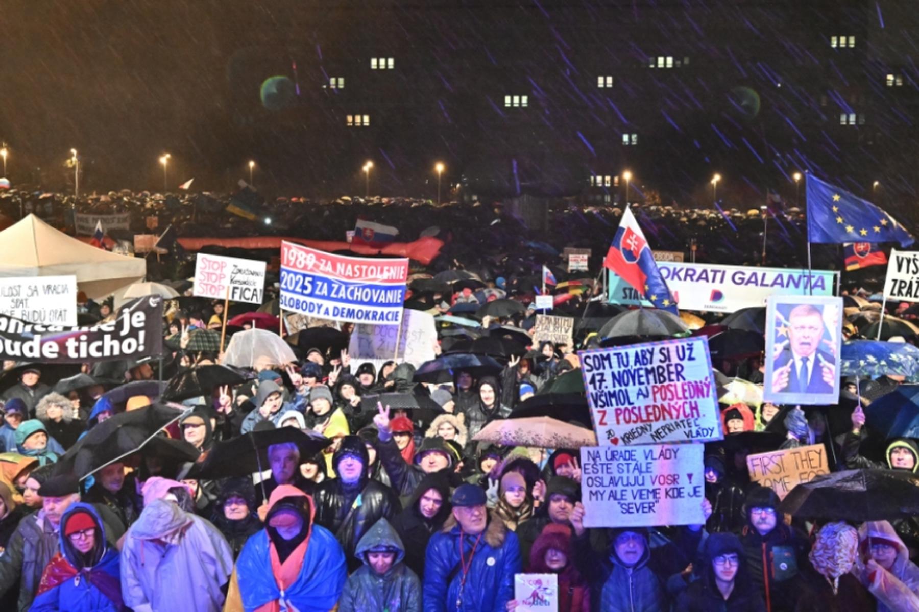 Bratislava: Zehntausende protestieren gegen Regierung der Slowakei