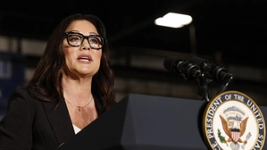 Lori Chavez-DeRemer spricht auf einem Rednerpult. Vorne ist ein großes Schild angebracht mit der Aufschrift „Vice President of the United States“