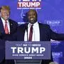 Tim Scott (v.) unterstützt Donald Trump (l.) | Tim Scott (v.) unterstützt Donald Trump (l.)