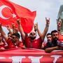 Türkische Fans zeigen den rechtsextremen Wolfsgruß | Türkische Fans zeigen den rechtsextremen Wolfsgruß