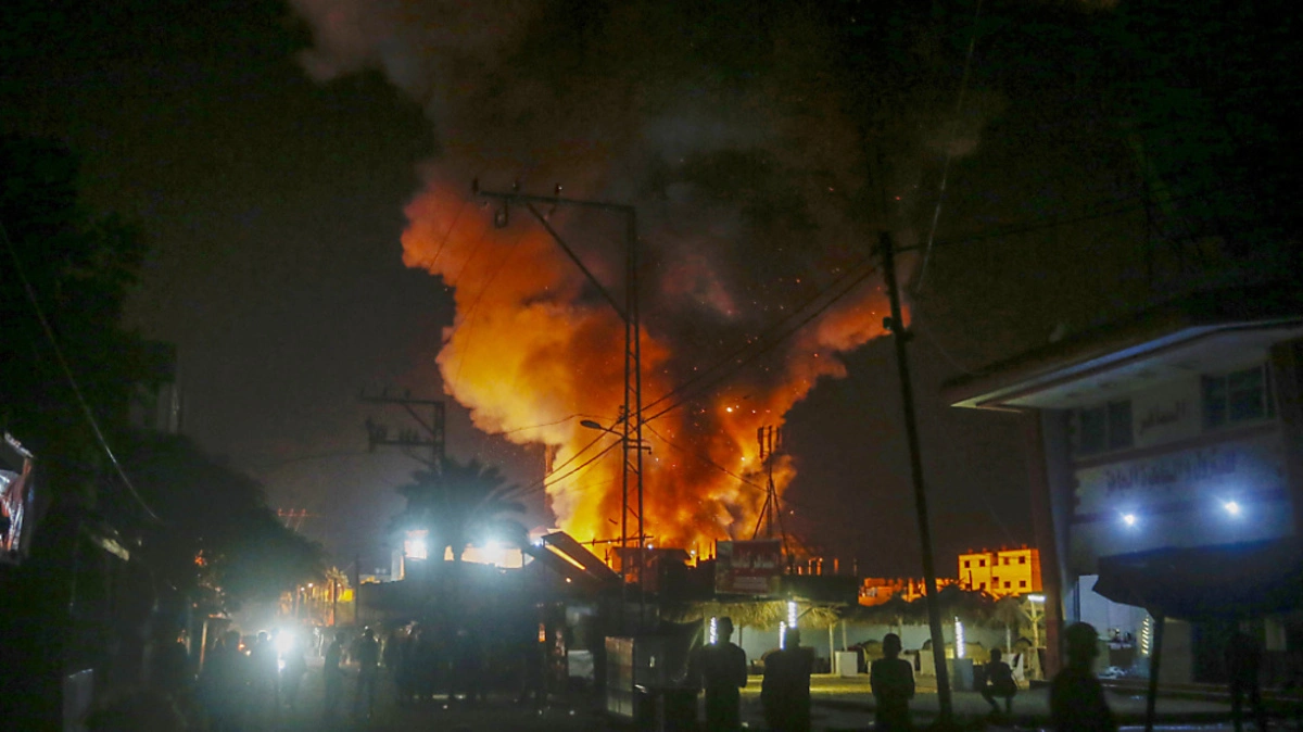 Feuer nach israelischem Luftangriff im Gazastreifen am Sonntag | Feuer nach israelischem Luftangriff im Gazastreifen am Sonntag