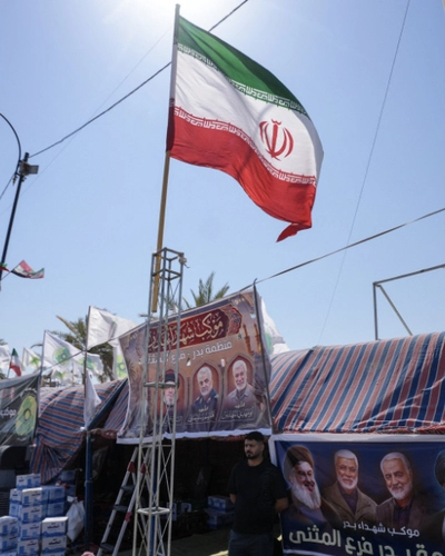 Iranische Flagge weht über Marktständen.