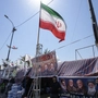Iranische Flagge weht über Marktständen.