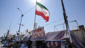 Iranische Flagge weht über Marktständen.