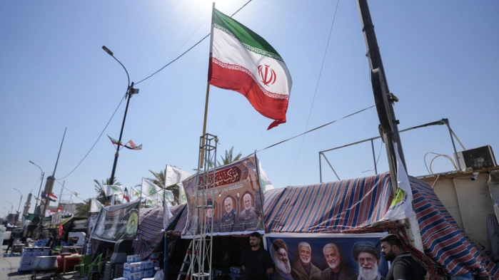 Iranische Flagge weht über Marktständen.