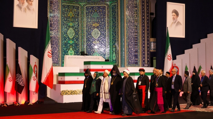 Der Sarg Khameneis in der Großmoschee Mosalla | Der Sarg Khameneis in der Großmoschee Mosalla