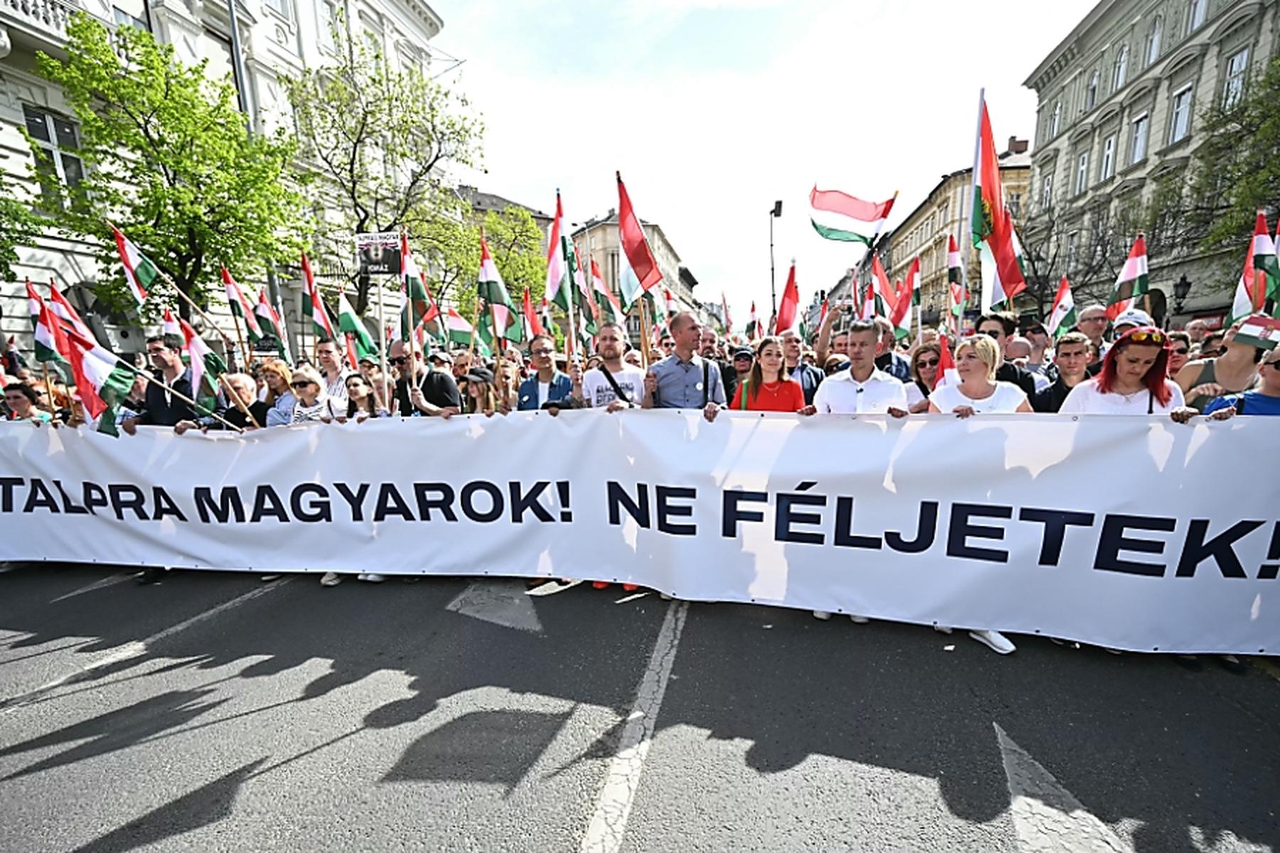 Budapest: Hunderttausende demonstrieren gegen Ungarns Premier Orban