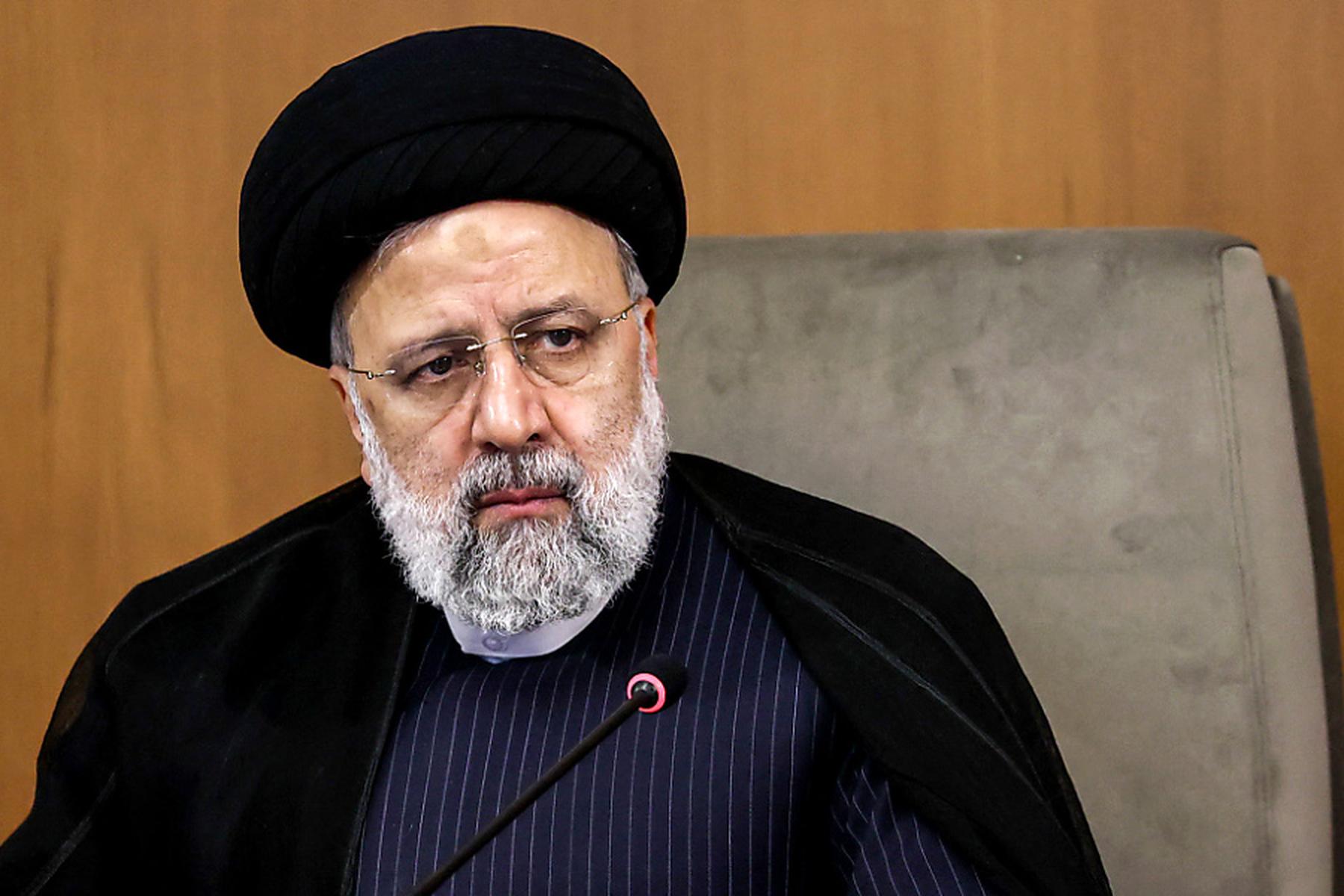 Schicksal von Raisi ungewiss: Hubschrauber mit Irans Präsident baute offenbar Bruchlandung