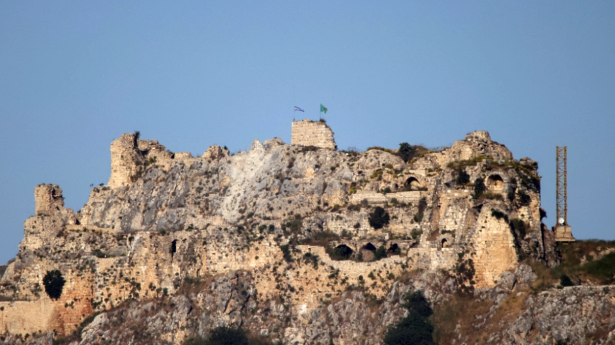 Soldaten hissten am Sonntag die israelische Flagge über der Burg | Soldaten hissten am Sonntag die israelische Flagge über der Burg