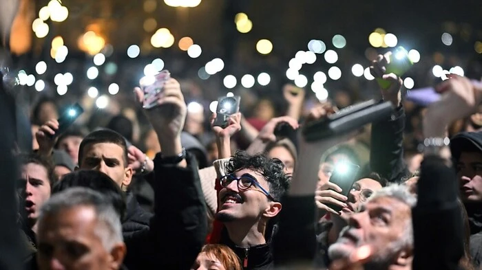 In Belgrad gingen Tausende Menschen auf die Straße | In Belgrad gingen Tausende Menschen auf die Straße