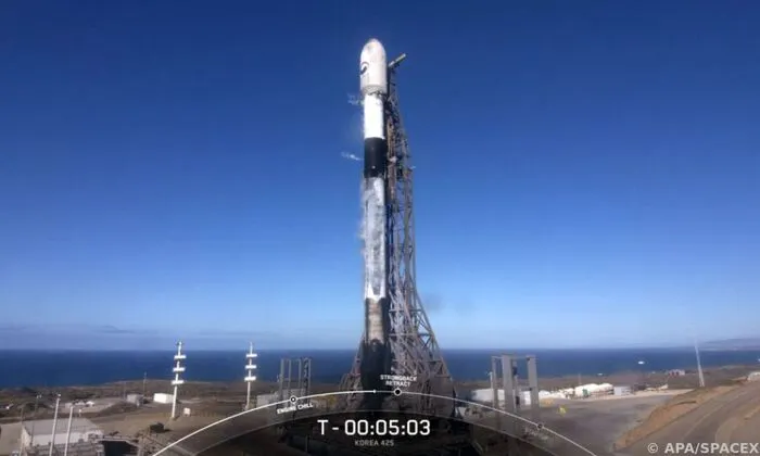 Eine Rakete SpaceX Falcon 9 auf der Startrampe in Vandenberg (USA)