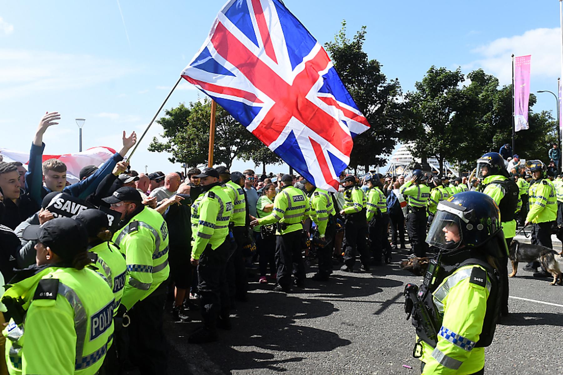 London/Liverpool: Briten demonstrieren gegen rechtsextreme Ausschreitungen