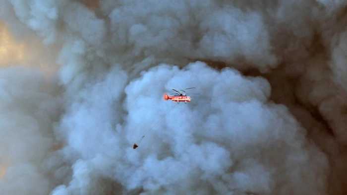 Ein Helikopter löschte bereits am Sonntag einen Brand beim Versandhändler