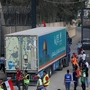 Ein LKW mit Hilfsgütern durchquert das Tor des Grenzübergangs Rafah | Ein LKW mit Hilfsgütern durchquert das Tor des Grenzübergangs Rafah