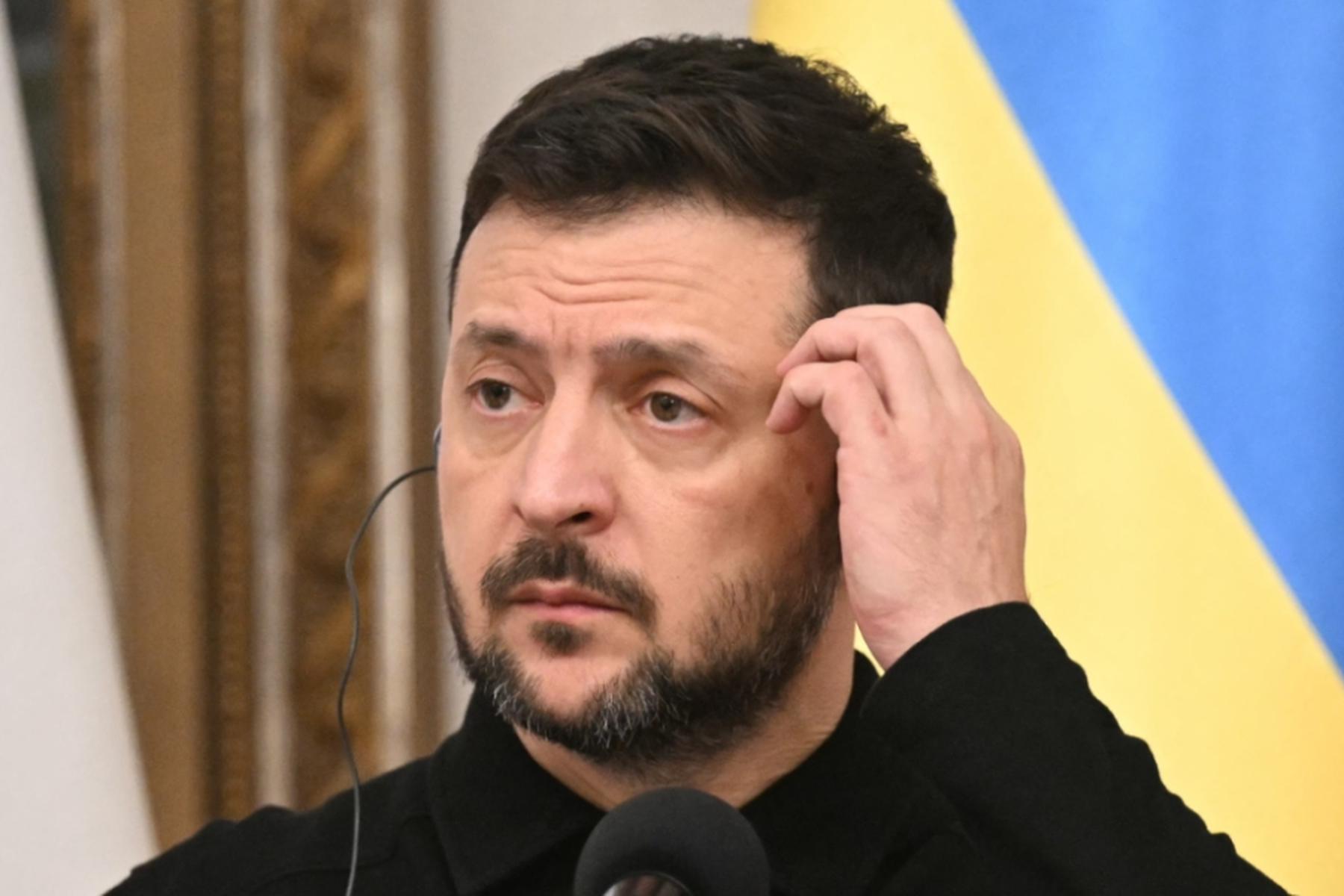 Kiew (Kyjiw): Ukraine feiert Nationalflagge - Russen rücken weiter voran