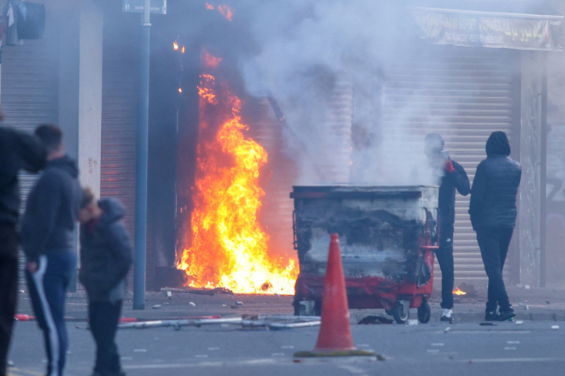 Ausschreitungen in Nordirland: Wohnhäuser und Autos in Flamm