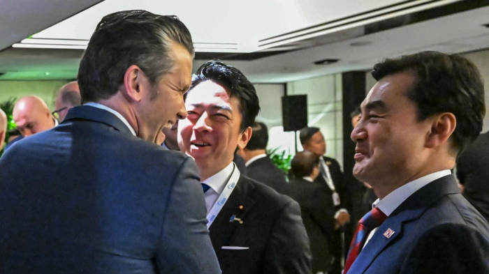 Hegseth (li.) beim internationalen Treffen in Singapur | Hegseth (li.) beim internationalen Treffen in Singapur