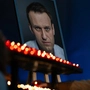 Brennende Kerzen vor einem Bild von Nawalny